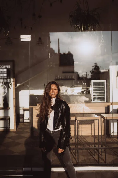 Menina bonita ao longo da rua no fundo de um café. — Fotografia de Stock