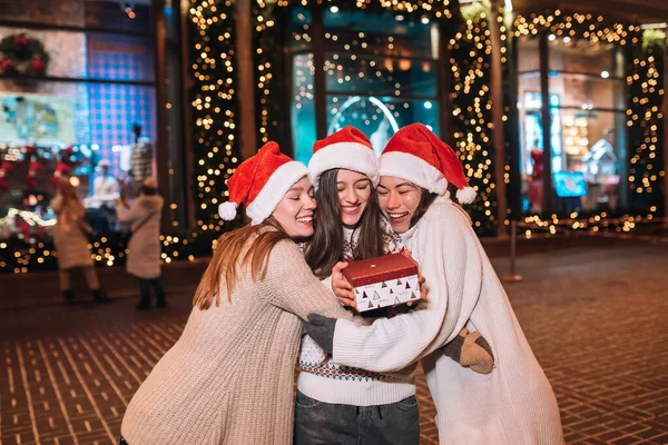 รูปภาพของกลุ่มเพื่อนสาวที่น่ารักที่มีความสุข กอดกันและกัน — ภาพถ่ายสต็อก