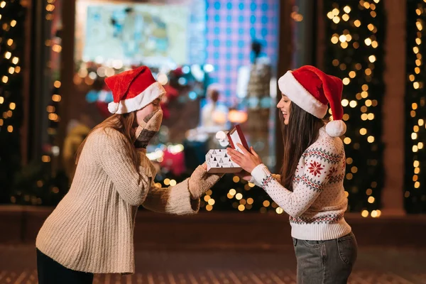 소녀는 거리에서 여자 친구에게 선물을 준다. — 스톡 사진
