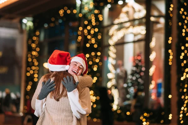 Gadis itu memberikan hadiah kepada teman perempuannya di jalan. — Stok Foto