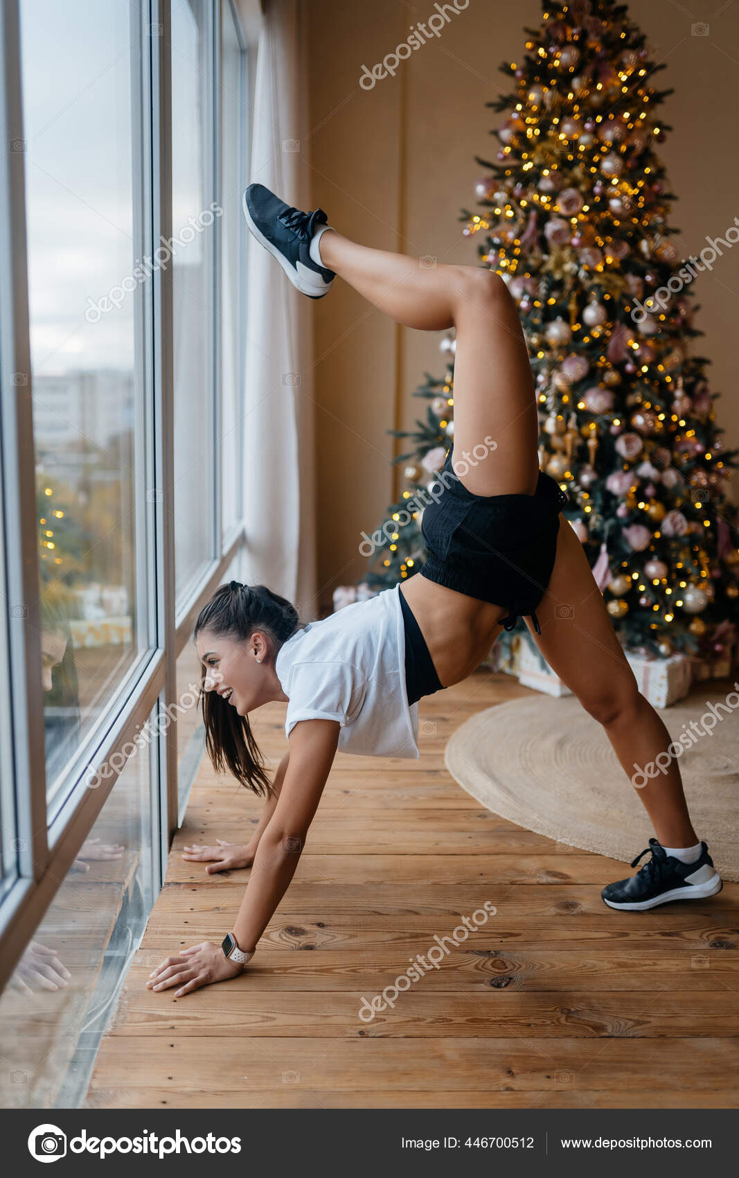 Молодая Красивая Женщина Практикуется Разделиться У Окна. Стоковое.