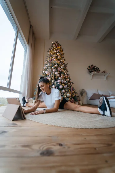 Mujer que recibe videollamadas con su familia o amigos. —  Fotos de Stock