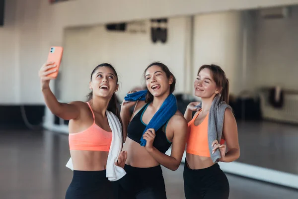 Duas amigas tirando uma foto selfie após o treino duro. — Fotografia de Stock