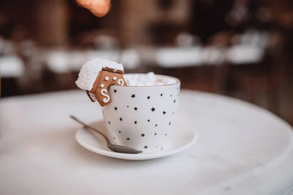 The mug with the christmas decorations and cookie on edge — Stock Photo, Image