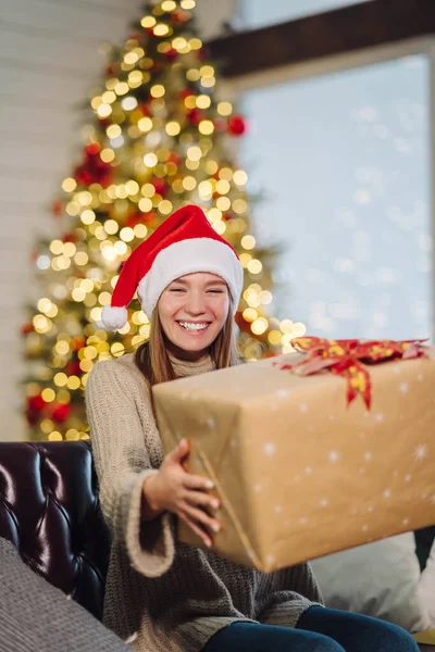 Mädchen mit Weihnachtsgeschenk an Silvester. — Stockfoto