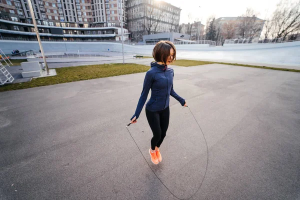 Jovem exercício com pular corda ao ar livre — Fotografia de Stock