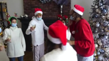 Çok ırklı gençler yeni yılı kutluyor. Parti kutlamalarında eğleniyorlar.