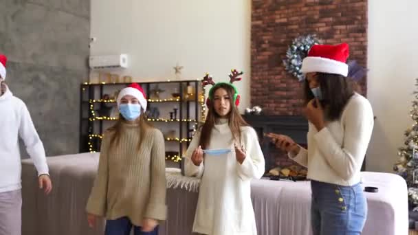 Jovens multi-étnicos comemorando a véspera de Ano Novo se divertindo na festa — Vídeo de Stock