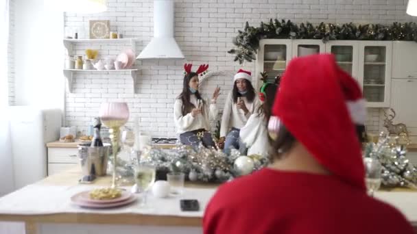 Vielvölkige junge Leute feiern Silvester und haben Spaß bei Party — Stockvideo