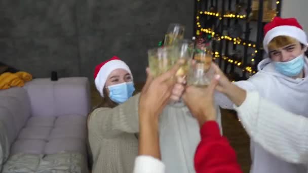 Giovani multietnici che festeggiano la vigilia di Capodanno divertendosi alla festa — Video Stock