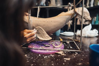 Genç bir kadının portresi atölyede en sevdiği işi yapıyor..