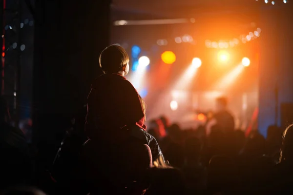 Foto von vielen Menschen genießen Rock-Konzert in Nachtclub — Stockfoto