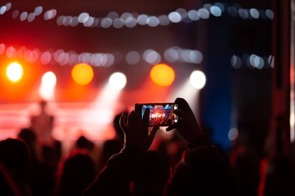 Konser sırasında akıllı telefonla video kaydını kapatan kişi. — Stok fotoğraf