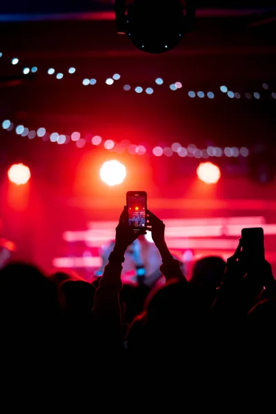 콘서트중에 스마트폰으로 비디오 녹화를 마치는 사람. — 스톡 사진