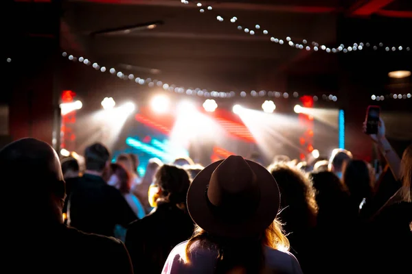 Foto von vielen Menschen genießen Rock-Konzert in Nachtclub — Stockfoto