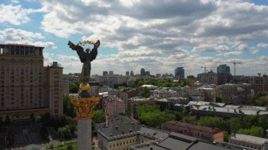 Kiev Ukrayna. Meydan Nezalezhnosti 'nin hava fotoğrafı.