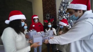 Çok ırklı arkadaşlar Noel hediyelerini havaya fırlatıyorlar..