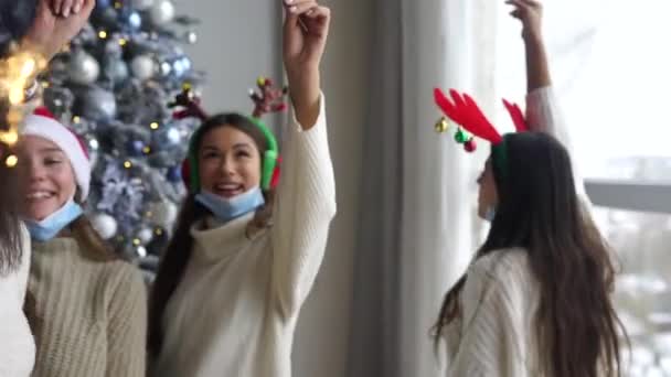 Des jeunes multiethniques célèbrent le Nouvel An en tenant des étincelles — Video