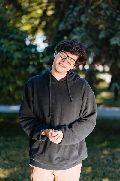 Portré boldog fiatal férfi diák szemüveges alkalmi ruhát — Stock Fotó