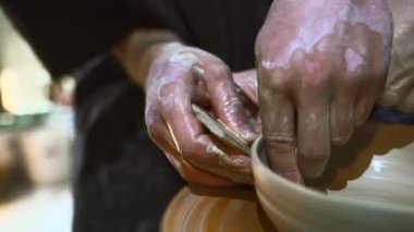 Atölyede el yapımı kil tenceresi yapıyorum. Ustayla çömlek dersi.