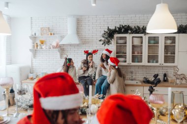 Çok ırklı gençler yeni yıl arifesini partide kutluyorlar