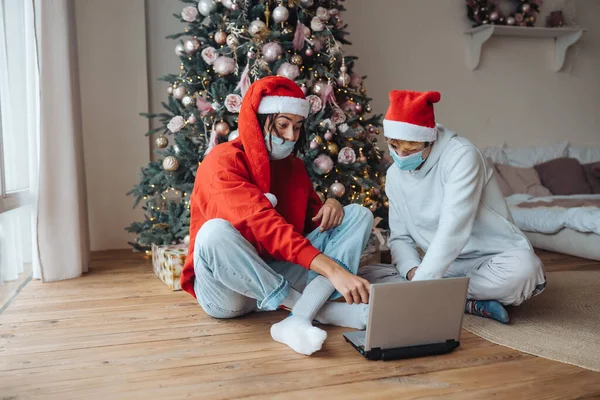 Dua teman dekat laptop berinteraksi melalui panggilan video. — Stok Foto