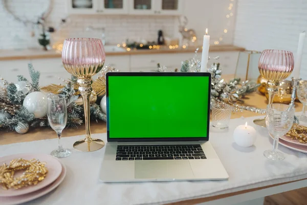 Laptop dengan layar hijau kromakey dekat dekorasi Tahun Baru. Tema Natal. — Stok Foto