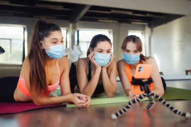 Genç kızlar öğretmeni internetten yakından takip ediyor..