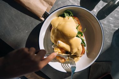 Bir kafede nefis, besleyici ve lezzetli bir kahvaltı.