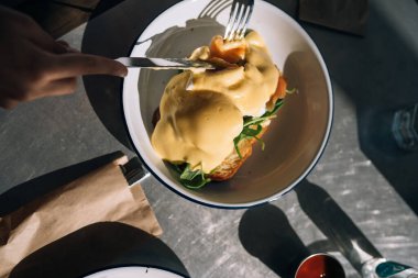 Bir kafede nefis, besleyici ve lezzetli bir kahvaltı.