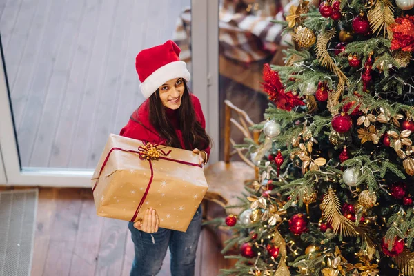 Mädchen mit Weihnachtsgeschenk an Silvester. — Stockfoto