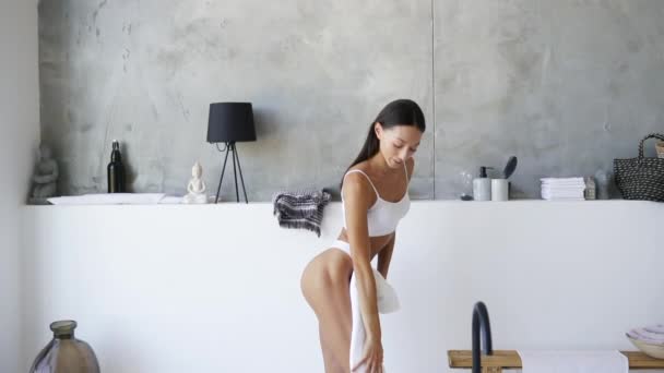 Женщина в ванной. Модельный портрет модели в ванной. — стоковое видео