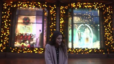 Şehir caddesinde aydınlatılmış bir gösteri yapan kadın..