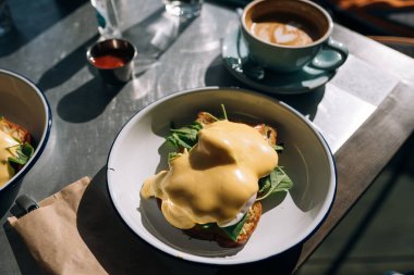 Bir kafede nefis, besleyici ve lezzetli bir kahvaltı.
