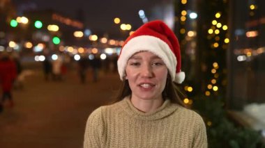 Dışarıda sana kutu veren genç bir kadın. Hediye değişimi konsepti.