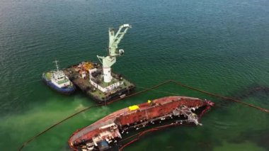 Karaya oturmuş ve devrilmiş eski bir tankerin görüntüsü