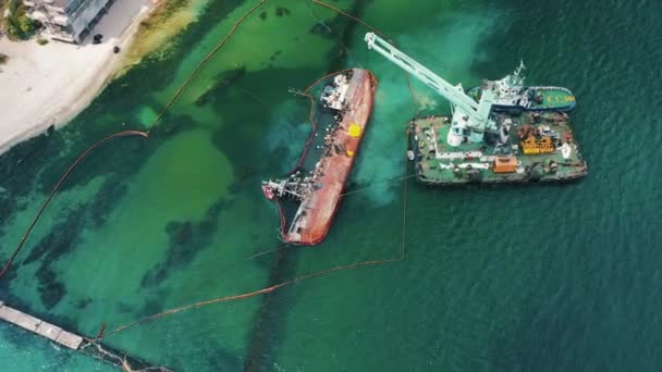 Vista de um velho petroleiro que encalhou e derrubou — Vídeo de Stock