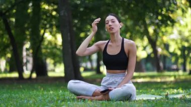 Lotus pozisyonunda müzik dinleyen kız