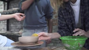 Atölyede el yapımı kil tenceresi yapıyorum. Ustayla çömlek dersi.