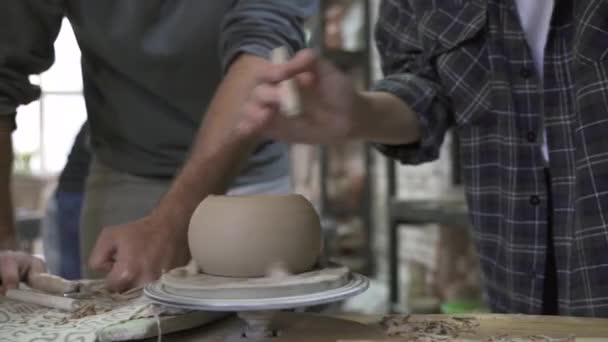 Fare una pentola di argilla fatta a mano in laboratorio. Lezione di ceramica con maestro. — Video Stock