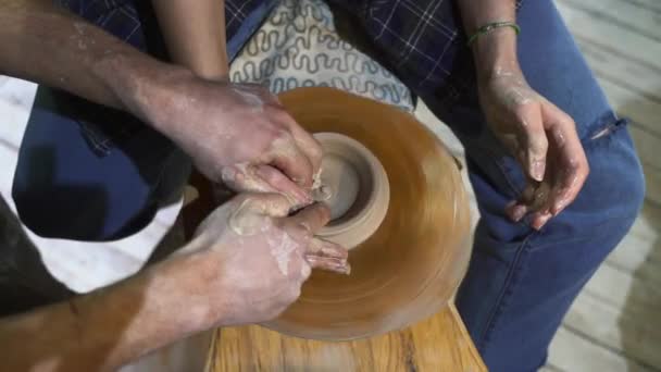 Виготовлення глиняного горщика ручної роботи в майстерні. Урок кераміки з майстром . — стокове відео