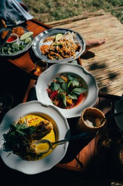 Lezzetli çorba ve masadaki diğer yemekler.