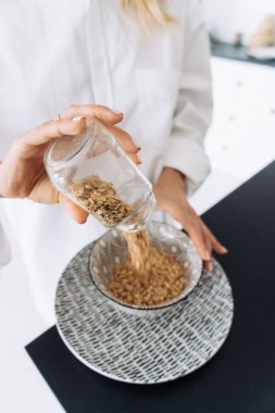 Kahvaltı için nohut hazırlayan kadın, yakın kurs.