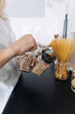 Kahvaltı için nohut hazırlayan kadın, yakın kurs.