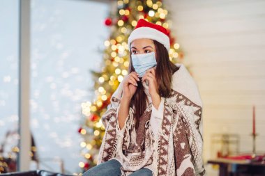 Kız yeni yıl arifesinde elini kameraya sallıyor..