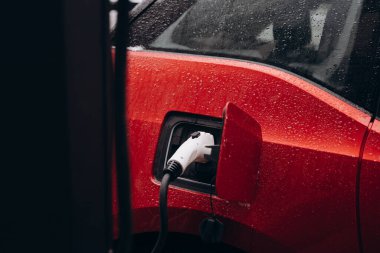 Elektrik kablosu takılı elektrikli araba.