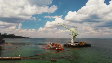 Karaya oturmuş ve devrilmiş eski bir tankerin görüntüsü