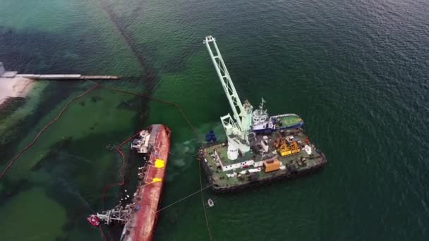 Vista de um velho petroleiro que encalhou e derrubou — Vídeo de Stock