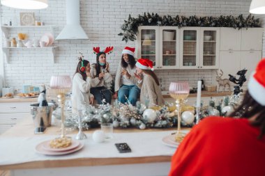 Çok ırklı gençler yeni yıl arifesini partide kutluyorlar