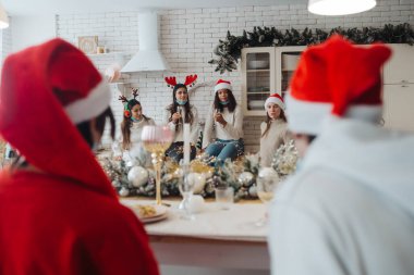 Çok ırklı gençler yeni yıl arifesini partide kutluyorlar